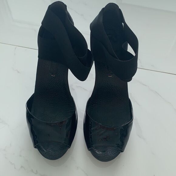 BCBG *COMFORTABLE* Monroe PATENT PLATFORM SANDALS - Picture 4 of 11